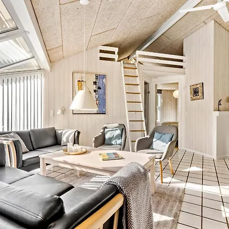 Gorgeous In Glesborg With Kitchen Holiday home Fjellerup Strand