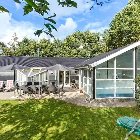 Holiday home Gorgeous In Glesborg With Kitchen Fjellerup Strand