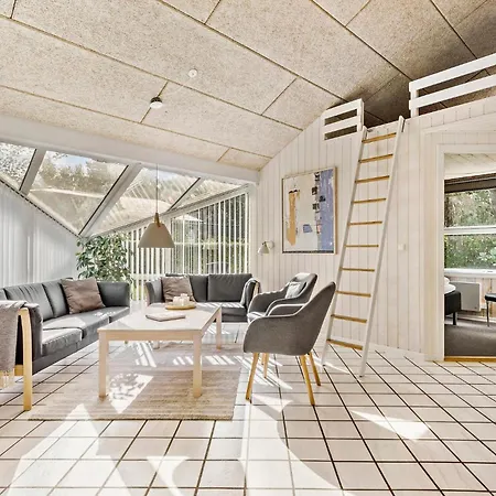 Gorgeous In Glesborg With Kitchen Holiday home Fjellerup Strand